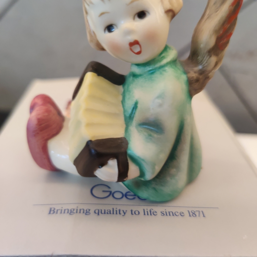 Goebel Hummel #532 Angel Joyous News with Accordion in Original box - Picture 2 of 7